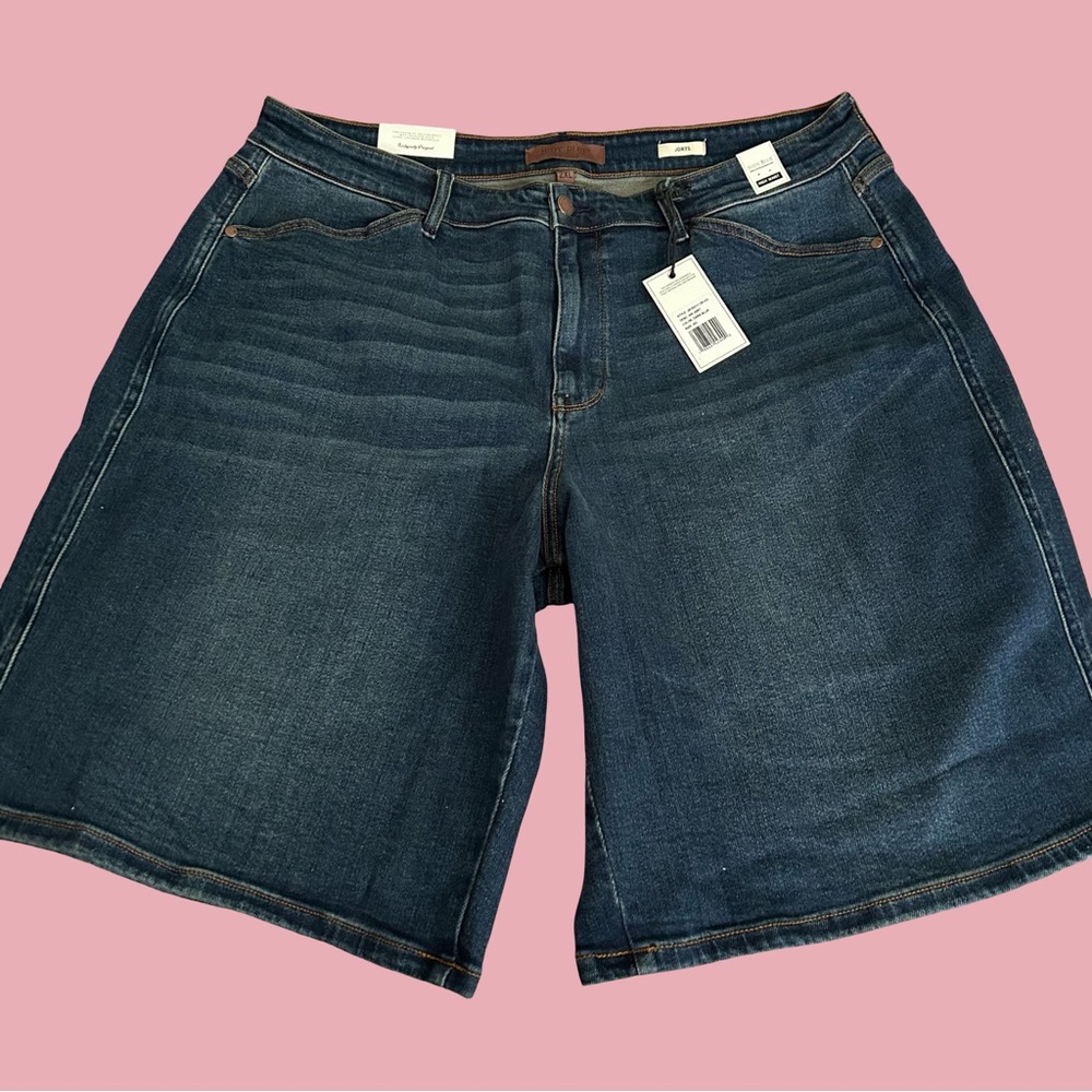 NWT. JUDY BLUE STRETCH JORTS IN 2XL (20) DARK BLUE DENIM.HIGH RISE. 4 POCKETS.